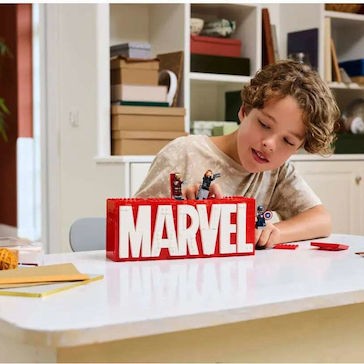 Lego Marvel Super Heroes - MARVEL Logo & Minifigures για 12+ Ετών 931τμχ