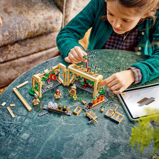 LEGO Harry Potter Hogwarts Castle: Herbology Class για 8+ Ετών 390τμχ