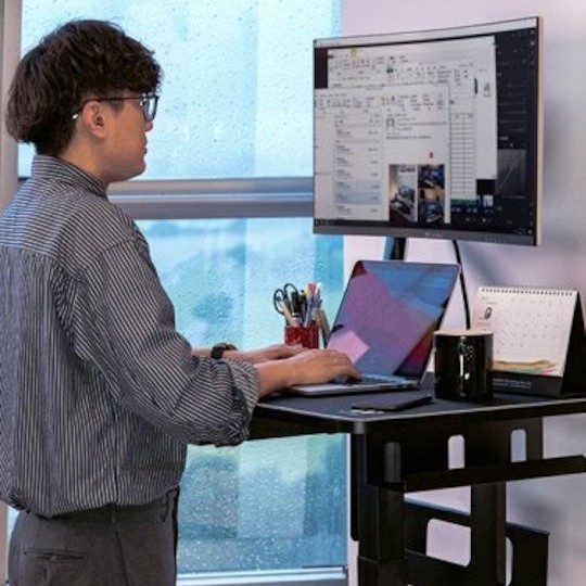 Ηλεκτρικό Γραφείο Gaming Ξύλινο Μαύρο με Μεταλλικά Πόδια, Ρυθμιζόμενο Ύψος & LED 80x50x72εκ.